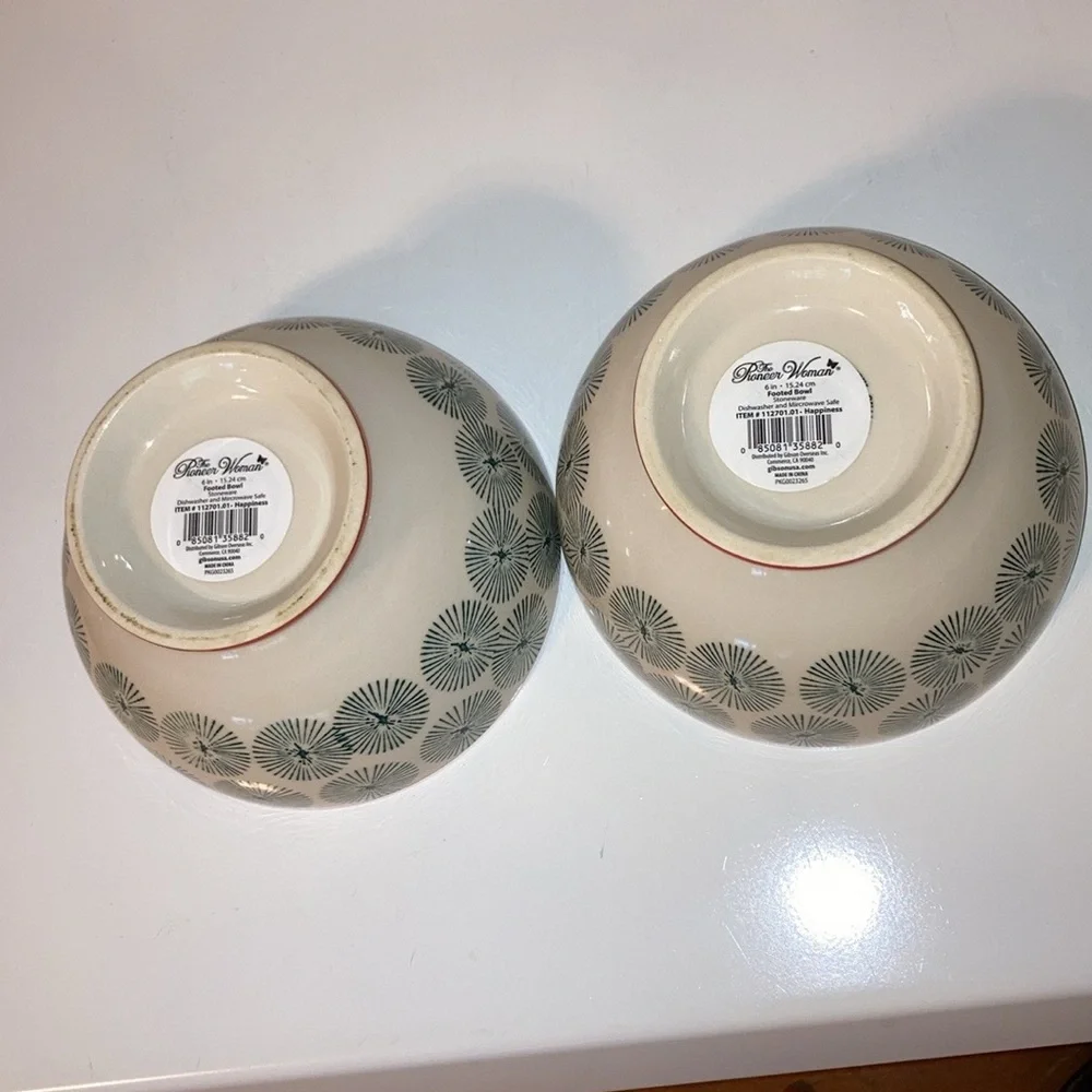 PIONEER WOMAN Bowl Cream with Green Starburst Red Interior 6 inches Set of 2